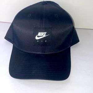 Nike unisex hat black and white